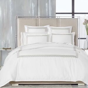Hotel Collection Elegant White and Gray Duvet Cover * Shams!!